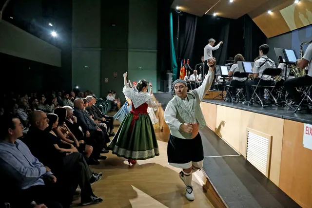 Dénia celebra el 9 d'Octubre con paella gigante, juegos infantiles y conciertos