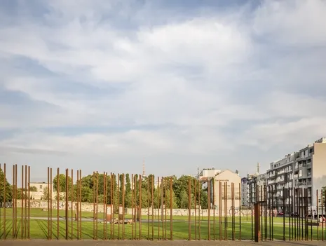 Mit dem Mauer-Kritzel-Block durch die Ausstellung