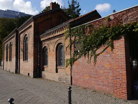 Neighbourhood walks with Rolf Gänsrich – Prenzlauer Berg cemetery tour